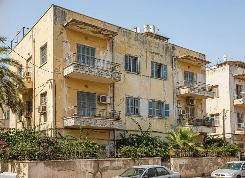 תמונת לפני - בניין מגורים לפני התחדשות עירונית